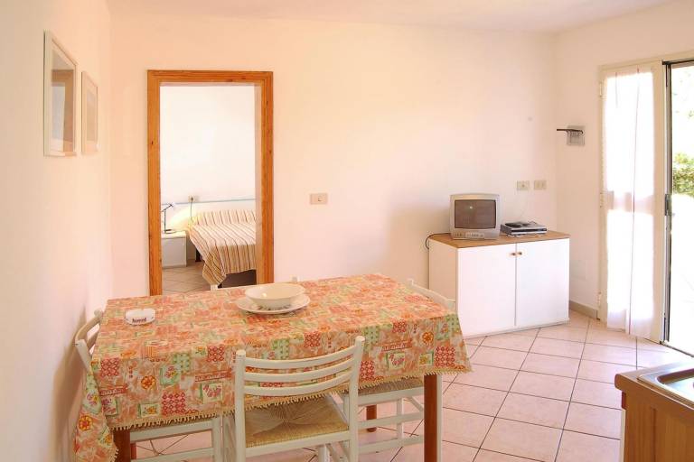 Apartment with patio, barbeque & yard — photo 3