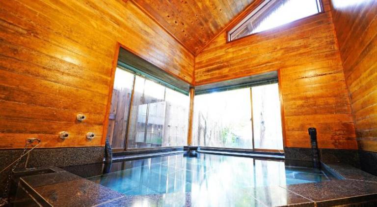 House with hot tub — photo 4