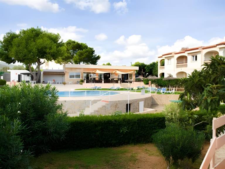 Holiday apartment with garden, pool & patio — photo 4