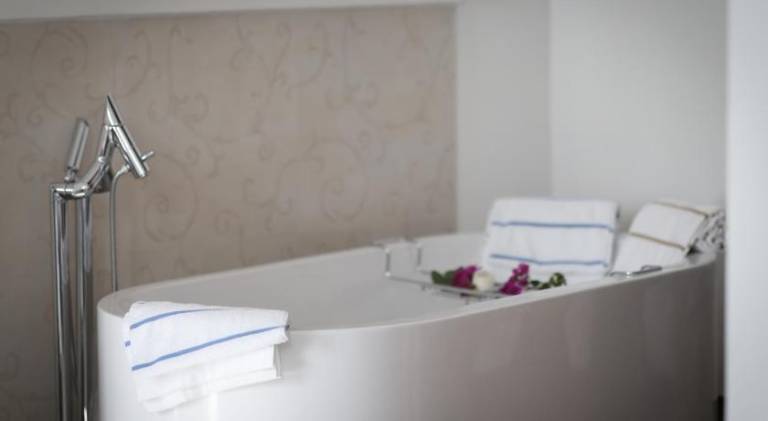 House with jacuzzi — photo 4