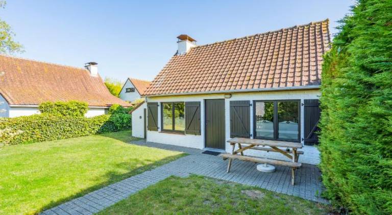 House with yard, pool & hot tub in Nieuwpoort