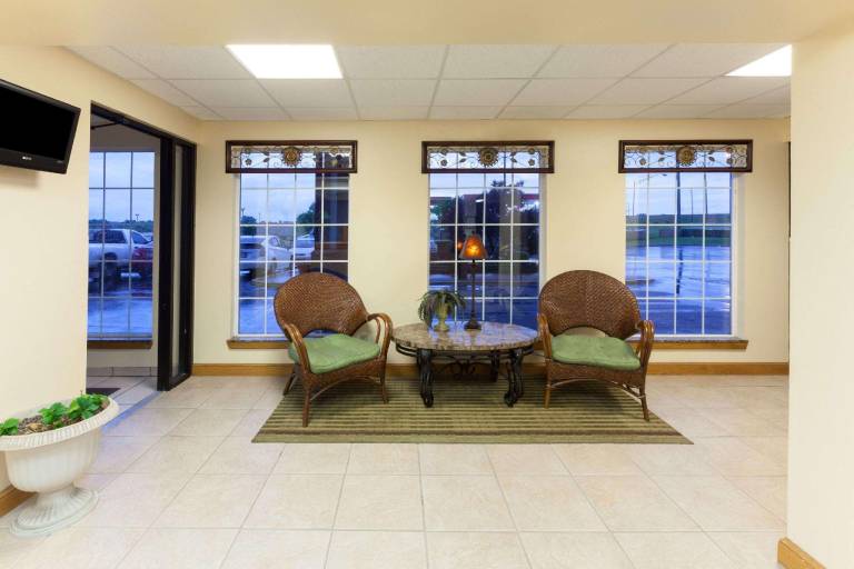 Days Inn by Wyndham Shawnee — photo 5