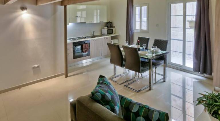 Charming Valletta 1 bedroom apartment off Republic Street sleeps 4 — photo 3