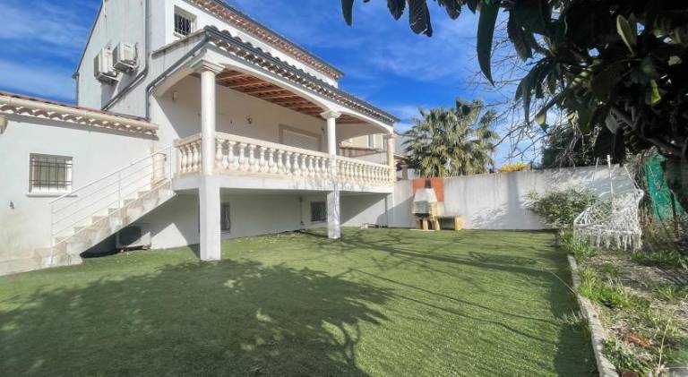 Fully equipped lovely vacation home with garden & patio | Pets allowed in Arles