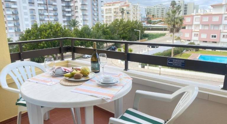 Apartment with terrace, garden & private pool in Portimão