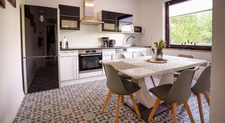 ImmoStay Ferienhaus mit Garten & Free Parking — photo 2