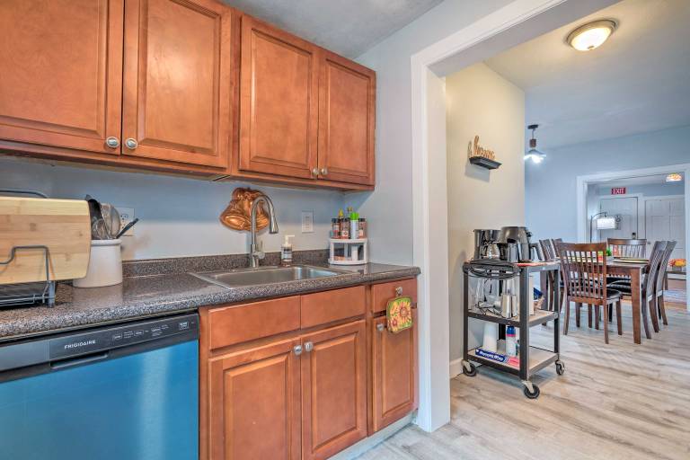 Downtown Brockton Apt < 1 Mi to Local Dining — photo 2