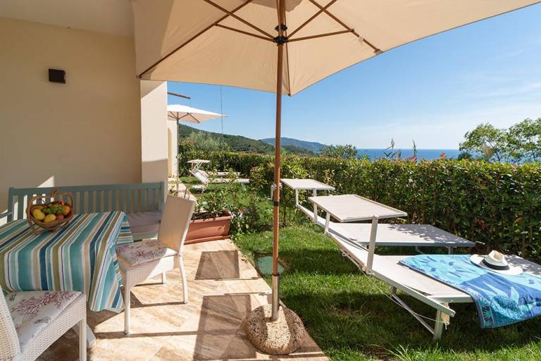 Holiday apartment with pool, patio & garden | Pets allowed — photo 2