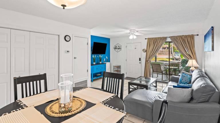 Vacation home with terrace, fast internet & yard — photo 2