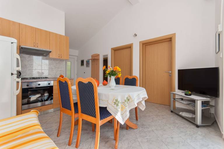 Two bedroom apartment with terrace and sea view Pisak, Omiš (A-2827-d) — photo 4
