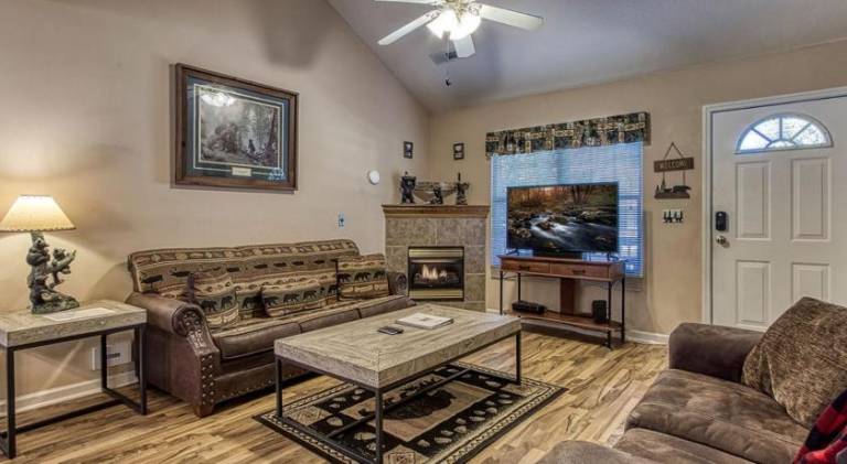 Rock of Ages, Hot Tub, Game Room, WIFI, Free Attraction Tickets, Near Parkway! in Pigeon Forge, TN