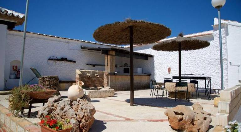 Vacation home with private pool, barbecue & yard — photo 3