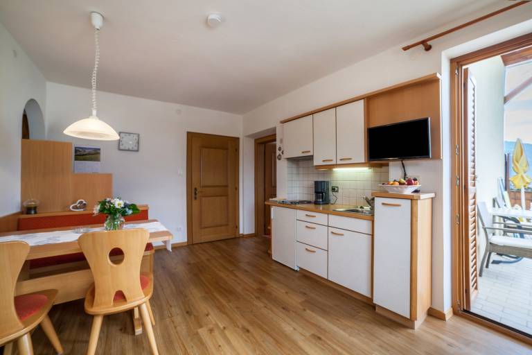 Apartment "Hahnenkamm Rainegg" with Mountain View, Wi-Fi, Garden & Balcony — photo 5