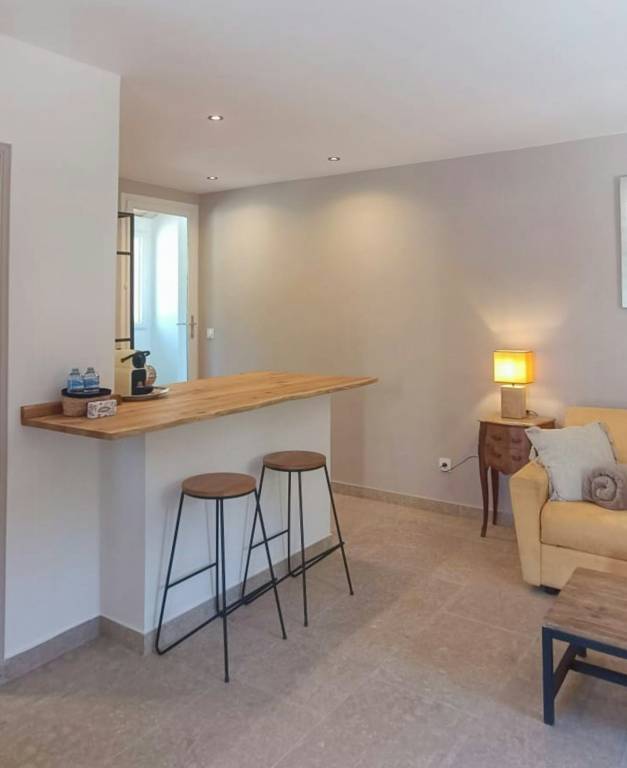 Rental apartment with patio — photo 3