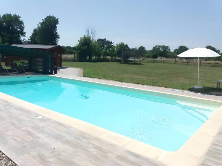 Bed and Breakfast 'Les Malvaux - Chambre Orange' with Shared Pool, Shared Terrace and Wi-Fi in Montlucon