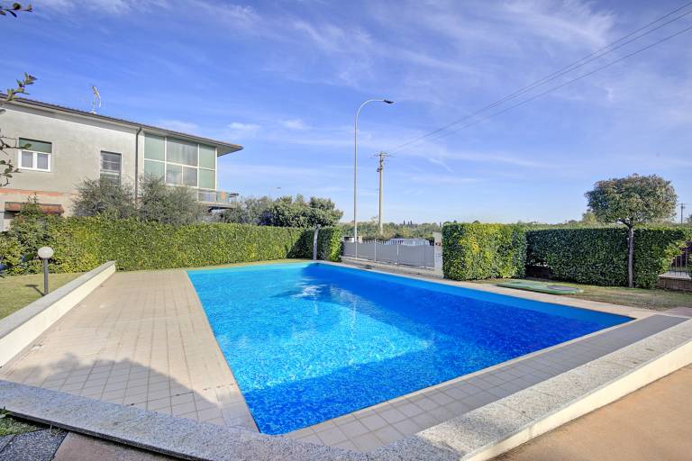 Apartment with patio, garden & pool in Garda