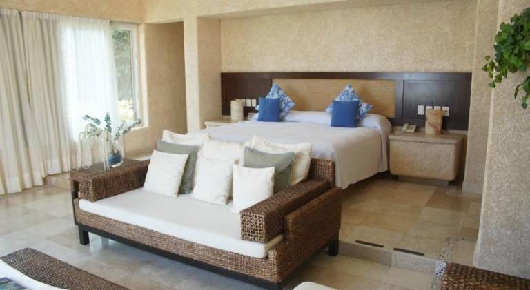 Villa with pool — photo 2