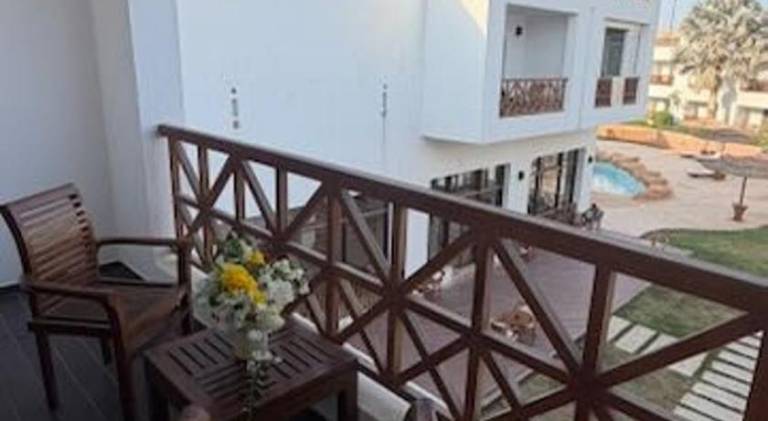 Rental apartment with hot tub & pool — photo 5