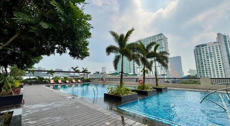 Serviced apartment with yard & pool — photo 2