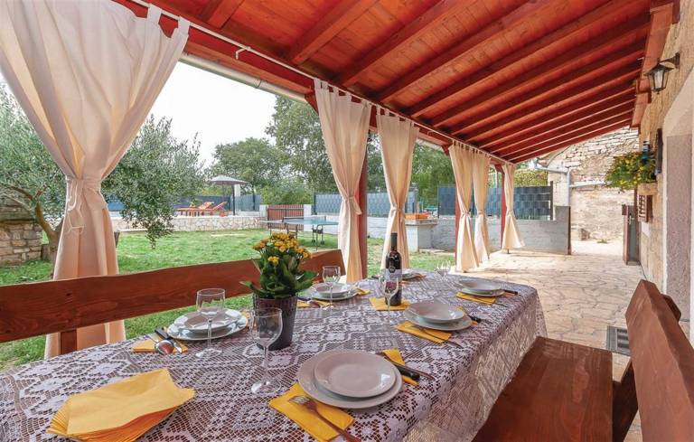 Family-friendly vacation home with barbeque, garden & patio | Pool view | Dogs allowed — photo 5