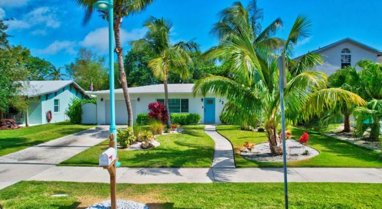 Vacation home with pool in Boynton Beach, FL