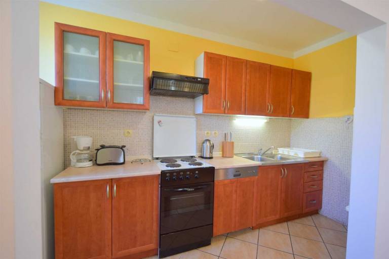 Holiday apartment with barbeque & patio — photo 3