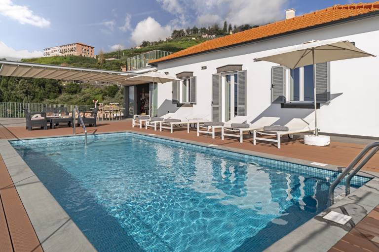 Character villa sea and Funchal view Portada