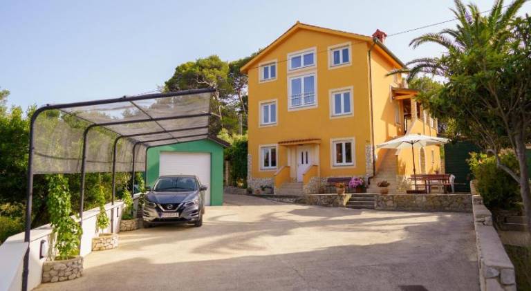 Apartment with barbeque, garden & terrace — photo 2
