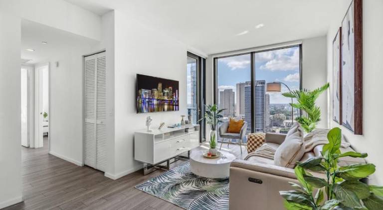 Rental apartment with jacuzzi & pool | Near Bayside Marketplace | Perfect for remote work in Miami, FL