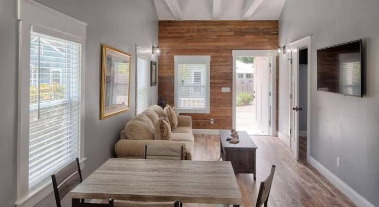 Vacation home with pool — photo 4