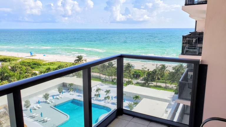 Classic 2 Bedroom with Balcony and Pool 1010
