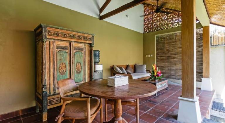Villa with pool — photo 4