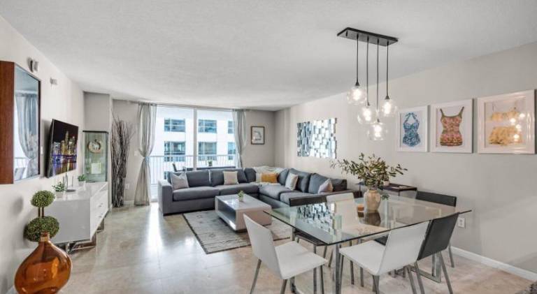 Waterfront and City Lights 1-BR With Free Parking — photo 4