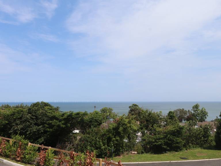Cottage with hot tub & garden | Beach view — photo 2