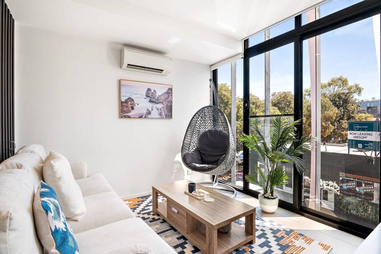 Modern 2 Bedroom Retreat Minutes from St Kilda