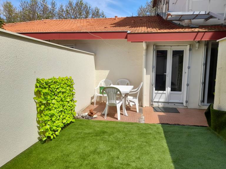 Apartment with yard — photo 2