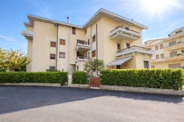 Holiday apartment with 2 rooms for 2 persons in Pineto
