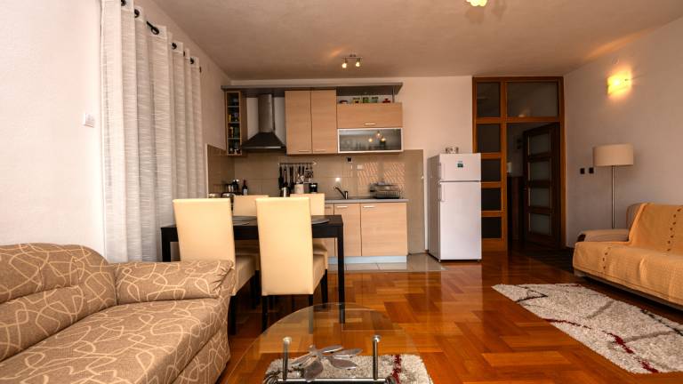 Rental apartment with patio & yard — photo 5
