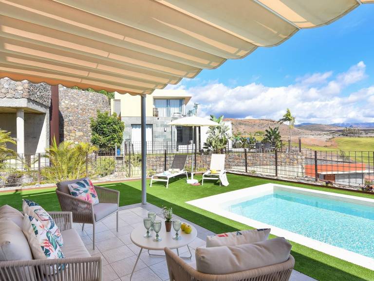 Vacation home with patio, barbeque & private pool | Mountain view — photo 2