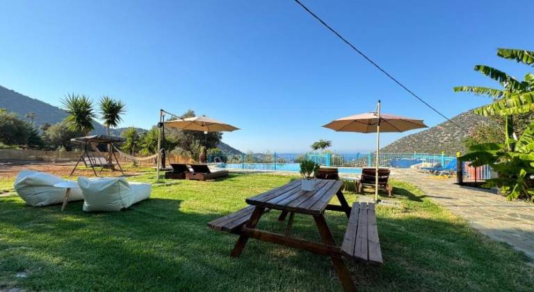 Villa with yard, private pool & patio — photo 5