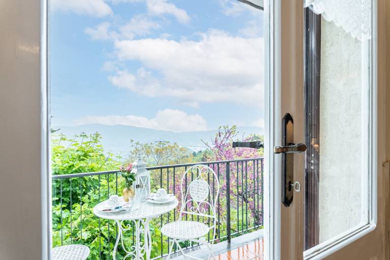 Apartment with fast internet, terrace & yard | Garden view — photo 5