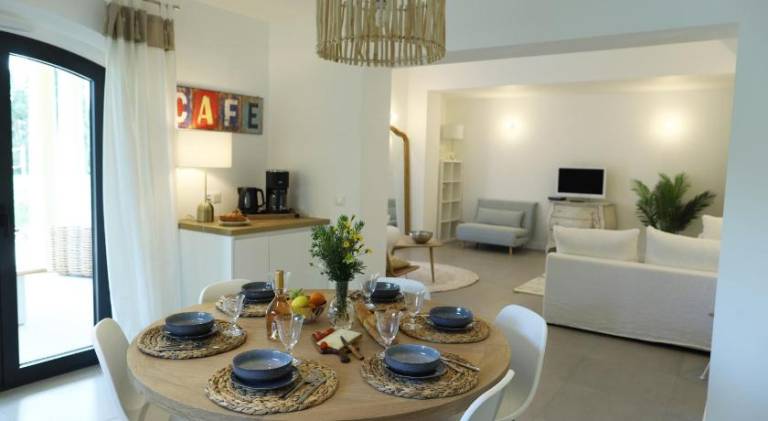 Holiday apartment with pool, terrace & yard — photo 3