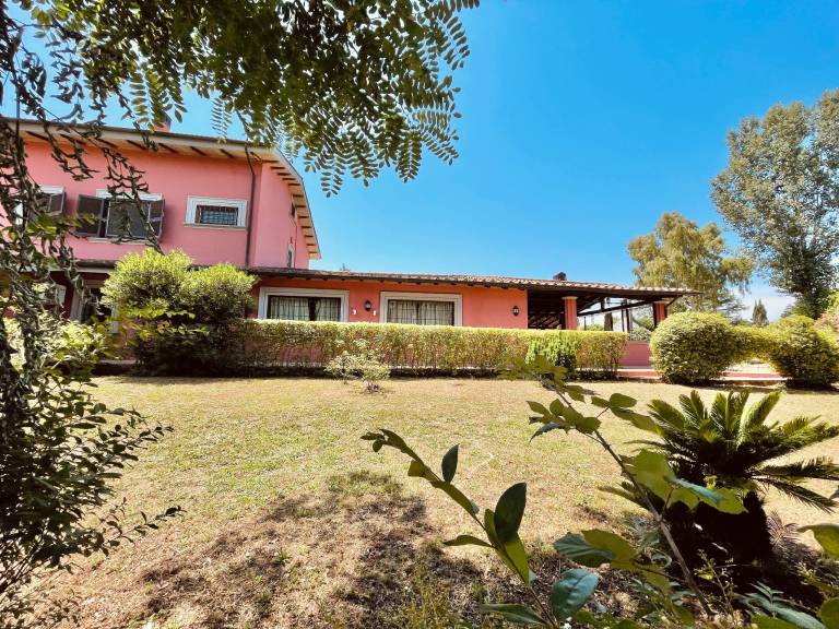 Villa with pool, barbeque & jacuzzi | Dogs allowed in Rome