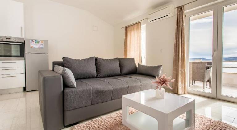 Apartment with terrace in Brela