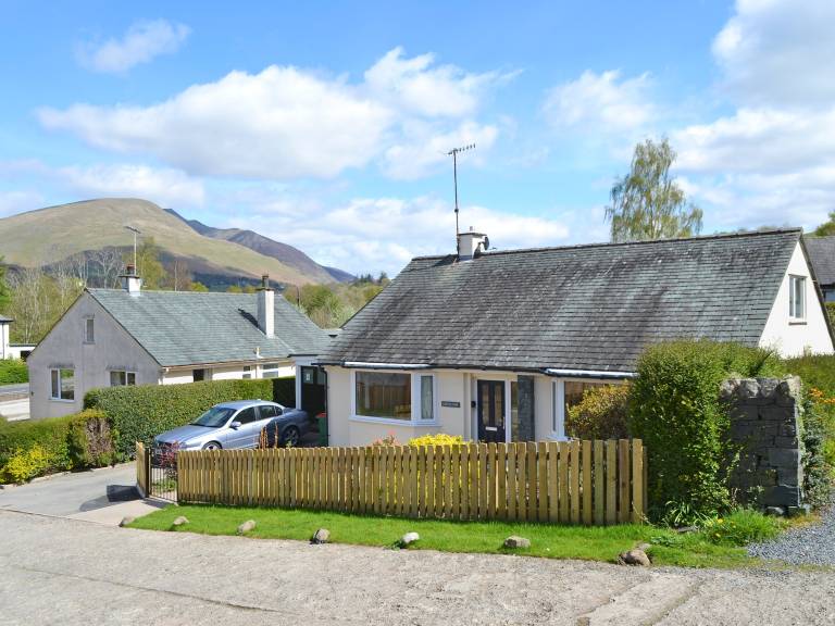 Family-oriented lovely cottage with yard | Pet-friendly in Keswick