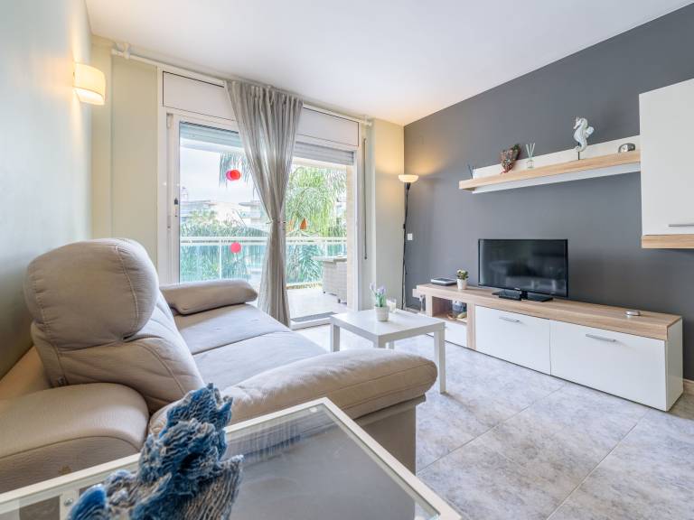 Fully equipped rental apartment with pool & patio | Suitable for remote work | Pet-friendly — photo 3