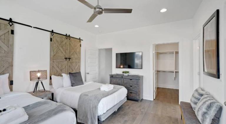 Vacation home with jacuzzi — photo 2