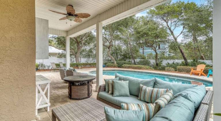 Vacation home with pool — photo 5