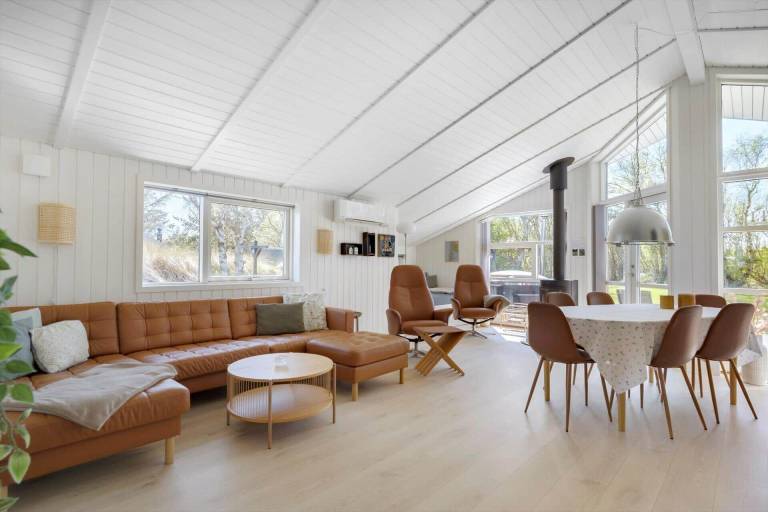 Vacation home with jacuzzi, terrace & barbecue — photo 2