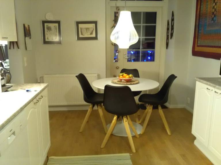 2-room (63m2) flat with sauna and a lake view. Sleeps 4 guests. 1 queen size bed, 1 sofa be for 2, a foldable bed, a baby bed available. Balcony — photo 5